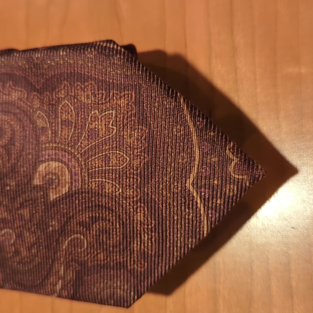 Trafalgar brand brown skinny thin necktie with tag. 3.25"